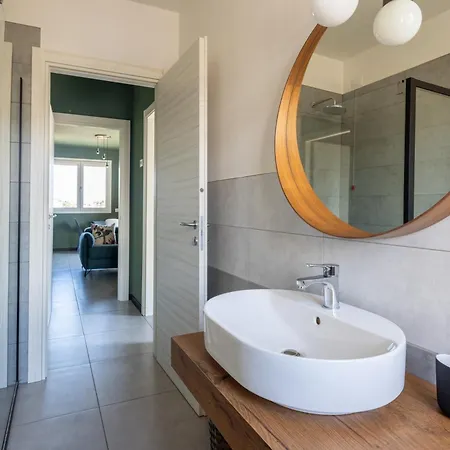 Design With Parking And View From The Balcony 2 Klm Station To 5 Terre And Walking Distance To The Waterfront