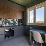 Design With Parking And View From The Balcony 2 Klm Station To 5 Terre And Walking Distance To The Waterfront *
