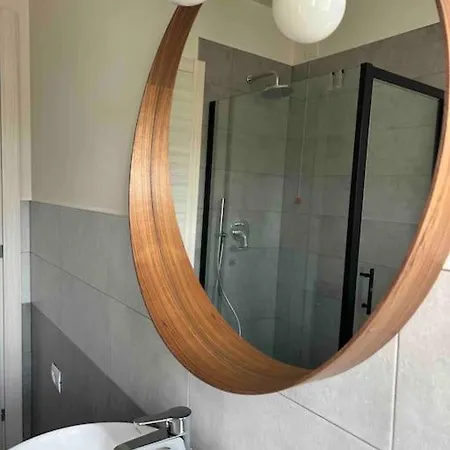 Design With Parking And View From The Balcony 2 Klm Station To 5 Terre And Walking Distance To The Waterfront *