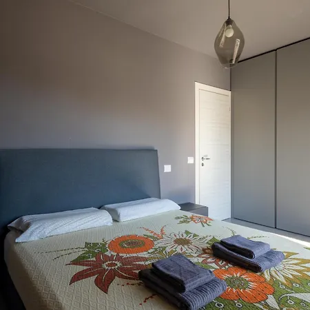 Design With Parking And View From The Balcony 2 Klm Station To 5 Terre And Walking Distance To The Waterfront 아파트