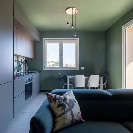 아파트 Design With Parking And View From The Balcony 2 Klm Station To 5 Terre And Walking Distance To The Waterfront *